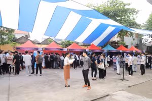 Ngay từ sáng sớm sinh viên năm cuối và những người quan tâm tham gia chật kín khuôn viên sân trường. Đây là hoạt động được tổ chức thường niên nhằm hỗ trợ việc làm tốt nhất cho sinh viên năm cuối.