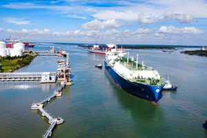 Tàu Maran Gas Achilles tiến vào Kho cảng LNG Thị Vải, đánh dấu sự kiện đầu tiên và quan trọng nhất trong lộ trình chuyển đổi năng lượng xanh của Tổng công ty Khí Việt Nam (PV GAS)
