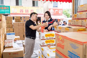 Sữa đặc Ông Thọ của Vinamilk được bán tại hệ thống siêu thị và chợ ở Quảng Châu, Trung Quốc. Ảnh: Vi Nam