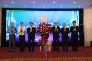 Thứ trưởng Phạm Ngọc Thưởng tặng hoa đại diện lãnh đạo NXB Giáo dục Việt Nam nhân kỷ niệm 65 năm thành lập NXB Giáo dục Việt Nam