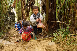 Đường đến trường của những em bé vùng cao