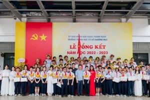  Ban Giám hiệu nhà trường khen thưởng những học sinh có thành tích xuất sắc trong buổi lễ tổng kết năm học 2022-2023. 