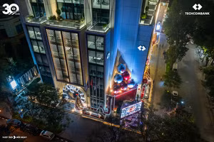 Cộng đồng hào hứng check in với trang trí giáng sinh tại hai toà nhà Techcombank