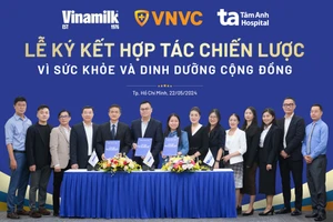 Lãnh đạo Vinamilk, Hệ thống trung tâm tiêm chủng VNVC và Bệnh viện Đa khoa Tâm Anh ký hợp tác chiến lược. Ảnh: Vi Nam