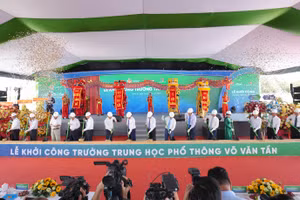 Các đại biểu tham dự lễ khởi công trường THPT Võ Văn Tần