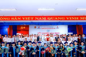 Các đại biểu chung vui cùng các em sinh viên tại Lễ Tốt nghiệp, trao bằng và Khai giảng năm học mới 2023-2024