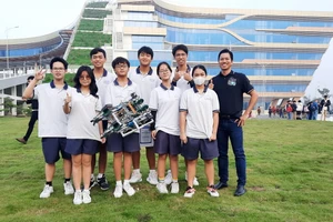  Đội 36070J – LSTS FATE tham dự Giải Vô địch Quốc gia VEX Robotics 2024, thầy Huỳnh Bảo Thiên (ngoài cùng bên phải)