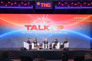 Các lãnh đạo của ROX Group chia sẻ kế hoạch đào tạo con người, đầu tư phát triển văn hóa, công nghệ tại HNKD 2024.