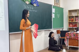 Cô giáo và học sinh tham gia đóng vở Thị Mầu lên chùa