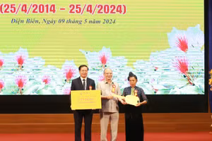 Ông Nguyễn Tất Thắng, Chủ tịch HĐQT Tập đoàn T&T Group (giữa) trao tặng tỉnh Điện Biên 5 tỷ đồng (100 căn nhà) và trao chìa khoá tượng trưng cho gia đình được hỗ trợ làm nhà.