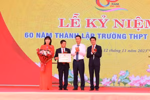 Đ/c Lê Quang Hùng – Ủy viên Ban Thường vụ Tỉnh ủy, CNUBKT Tỉnh ủy trao Bằng khen của Bộ GD&ĐT cho Tập thể nhà trường