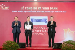 Ông Nguyễn Tường Huy – Giám đốc Nhân sự Vinamilk – nhận chứng nhận “Doanh nghiệp đạt chuẩn văn hóa kinh doanh Việt Nam năm 2023”. 