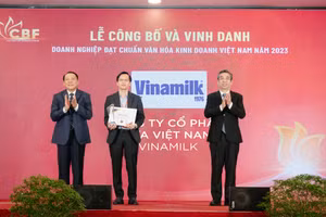 Ông Nguyễn Tường Huy – Giám đốc Nhân sự Vinamilk – nhận chứng nhận “Doanh nghiệp đạt chuẩn văn hóa kinh doanh Việt Nam năm 2023”. 