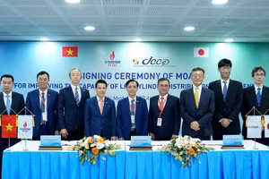 Tổng Lãnh sự Nhật Bản tại Thành phố Hồ Chí Minh và các lãnh đạo cấp cao của PV GAS, PV GAS LPG, JCCP tham dự Lễ ký kết Thỏa thuận hợp tác “Nâng cao năng lực quản lý phân phối vỏ bình LPG bằng mã vạch tại Việt Nam”.