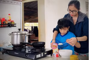 Bé Nguyễn Thắng Nguyên lần đầu cùng mẹ làm bánh rán