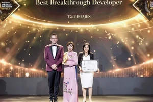 Bà Bùi Thị Minh Tâm - Tổng Giám đốc T&T Homes (giữa) nhận Giải thưởng “Nhà phát triển bất động sản đột phá nhất Việt Nam 2022”.