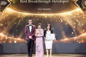 Bà Bùi Thị Minh Tâm - Tổng Giám đốc T&T Homes (giữa) nhận Giải thưởng “Nhà phát triển bất động sản đột phá nhất Việt Nam 2022”.