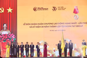 Bà Võ Thị Ánh Xuân, Uỷ viên Ban Chấp hành Trung ương Đảng, Phó Chủ tịch nước CHXHCN Việt Nam thay mặt lãnh đạo Đảng, Nhà nước trao tặng Huân chương lao động hạng Nhất cho Tập đoàn T&T Group.