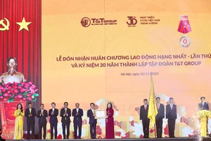 Bà Võ Thị Ánh Xuân, Uỷ viên Ban Chấp hành Trung ương Đảng, Phó Chủ tịch nước CHXHCN Việt Nam thay mặt lãnh đạo Đảng, Nhà nước trao tặng Huân chương lao động hạng Nhất cho Tập đoàn T&T Group.