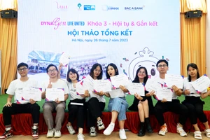 8 thành viên nhóm dự án Guardian of Childhood là các bạn trẻ đến từ nhiều trường đại học tại Hà Nội.