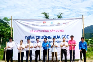 Đại diện Quỹ Vì Tầm Vóc Việt, Đoàn Thanh niên Ngân hàng TMCP Bắc Á, Đoàn TNCS Hồ Chí Minh và Hội Liên hiệp Thanh niên Việt Nam huyện Đà Bắc - tỉnh Hòa Bình, và UBND xã Nánh Nghê cùng thực hiện nghi lễ khởi công.