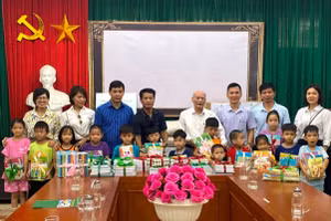 Công ty VEPIC tặng sách cho Làng trẻ em SOS Hà Nội.