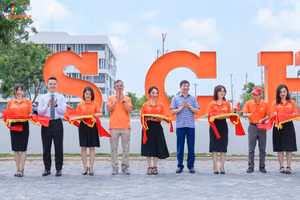 Giám đốc Sở Giáo dục và Đào tạo tỉnh Thanh Hoá cùng lãnh đạo Tổ chức Giáo dục FPT cắt băng khánh thành biển hiệu FPT School Thanh Hoá