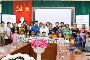 Những món quà ý nghĩa được trao tặng đến các em nhỏ của Làng trẻ SOS.