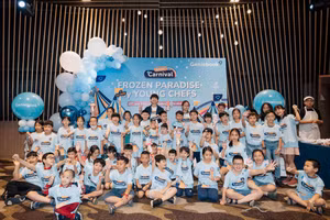 Neo Zhizhong, CEO kiêm Nhà sáng lập Geniebook (giữa) và thế hệ học sinh tài năng Geniebook. Ảnh Geniebook.