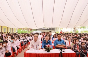 Đông đảo học sinh, giáo viên và phụ huynh tham gia diễn đàn