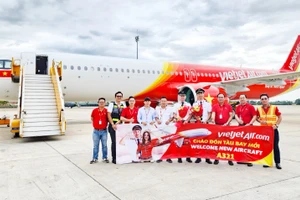 Phó Tổng giám đốc Vietjet Tô Việt Thắng (giữa) chào đón tàu bay mới 