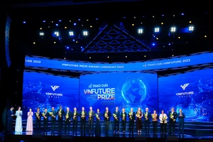 Hai nhà sáng lập Quỹ VinFuture tặng hoa cho Hội đồng Giải thưởng tại Lễ trao giải VinFuture 2023.