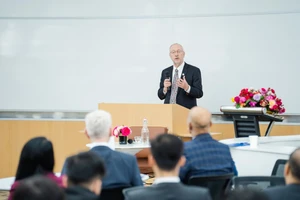 Giáo sư Michael I. Kotlikoff, Hiệu trưởng Đại học Cornell chia sẻ bài giảng đại chúng tại Đại học VinUni. (Ảnh: VinUni)