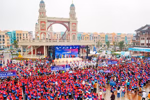 Với sự tham gia của hơn 10.000 vận động viên, EDURUN 2024 đã tạo nên một biển người "nhuộm hồng" Khu đô thị Vinhomes Ocean Park 2.