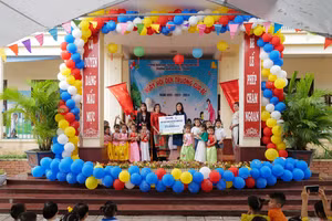 Đại diện Vinamilk trao tặng 21.600 hộp sữa Vinamilk ADM đến các em học sinh tại Trường Mầm non Cao Thành vào lễ khai giảng năm học mới.