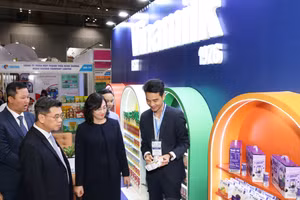 : Ông Võ Trung Hiếu giới thiệu các sản phẩm xuất khẩu của Vinamilk với bà Phan Thị Thắng, Thứ trưởng Bộ Công Thương cùng các đại biểu tham quan triển lãm.