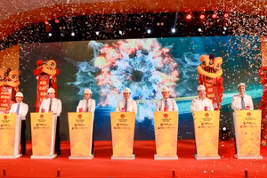 Các đại biểu thực hiện nghi lễ khởi công dự án.