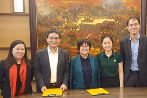 Từ phải qua: Ông Chee Wei Wong - Thành viên Hội đồng Quản trị EQuest, đại diện Quỹ đầu tư KKR; bà Phạm Bích Ngà - Nhà sáng lập Hệ thống Giáo dục Ngôi Sao Hà Nội (đứng giữa); TS. Nguyễn Quốc Toàn - Chủ tịch, Tổng Giám đốc Tập đoàn EQuest; ThS. Nguyễn Thị Vân Trang - Hiệu trưởng Trường Ngôi Sao Hà Nội Cơ Sở 1.