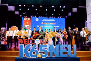 Tập đoàn Bảo Việt trao học bổng cho trường Đại học Kinh tế quốc dân