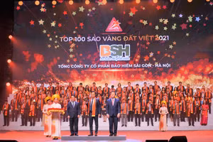 Ông Nguyễn Văn Trưởng, Tổng Giám đốc Bảo hiểm BSH (đứng giữa hàng đầu tiên) đại diện cho BSH nhận danh hiệu Top 100 Sao Vàng Đất Việt 2021.