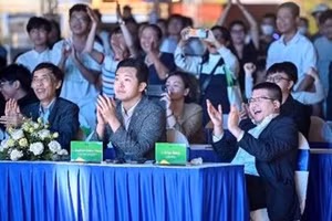 Các giám khảo hào hứng với những kết quả thuyết phục được trao cho đội thi xứng đáng trong cuộc thi Tiếng nói Xanh.