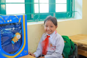 Mỗi chiếc balo “Quà vui tới trường” của Bảo Việt Nhân thọ sẽ là người bạn đồng hành, trở thành điểm tựa tinh thần để các em và gia đình an tâm vượt qua mọi thử thách, biến ước mơ thành hiện thực.