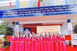 Tập thể giáo viên Trung tâm Giáo dục Thường xuyên Số 1