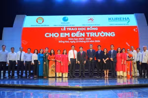 Lãnh đạo các sở ban ngành Đồng Nai cùng lãnh đạo 3 doanh nghiệp Công ty Ajinomoto Việt Nam, Công ty Kureha Việt Nam và Công ty Nippon Sanso Việt Nam