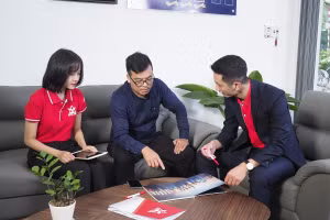 Bước chân vào ngành bất động sản từ khi còn là sinh viên, anh Bá Dương (trái) sớm đạt được mức thu nhập mơ ước