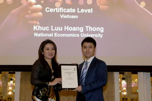 Khúc Lưu Hoàng Thông tại Lễ vinh danh của ICAEW khu vực Đông Nam Á và Trung Quốc tổ chức tại Singapore vào tháng 11/2023