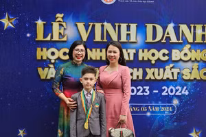 Vladimir Hoàng cùng cô giáo chủ nhiệm lớp 2A0 Nguyễn Thị Phượng và mẹ Ánh Thuyết.