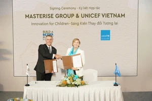 Ông Jason Turnbull, Phó TGĐ Masterise Homes (trái) và bà Rana Flowers, Trưởng đại diện UNICEF tại Việt Nam ký kết hợp tác chiến lược trong khuôn khổ chương trình “Build a Better Future”.