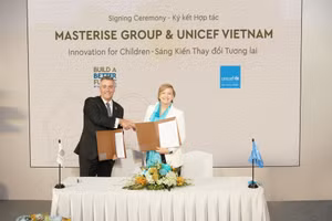 Ông Jason Turnbull, Phó TGĐ Masterise Homes (trái) và bà Rana Flowers, Trưởng đại diện UNICEF tại Việt Nam ký kết hợp tác chiến lược trong khuôn khổ chương trình “Build a Better Future”.