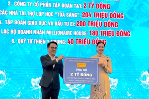 Đại diện lãnh đạo Tập đoàn T&T Group (trái) trao ủng hộ 2 tỷ đồng cho Trung tâm công tác xã hội và Quỹ bảo trợ trẻ em Hà Nội nhằm hỗ trợ trẻ em có hoàn cảnh đặc biệt, hoàn cảnh khó khăn.